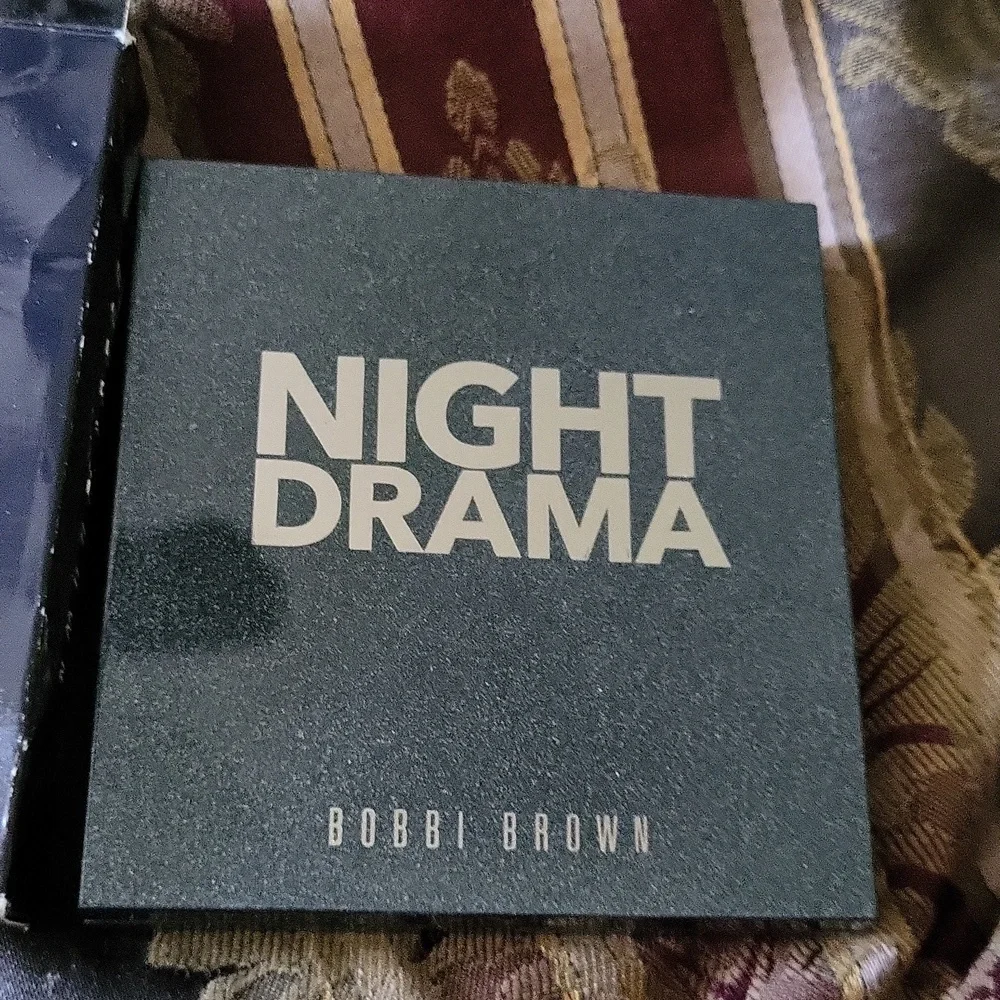 Bobbie brown hp  duo  boxed new eyeshadow brush comes with this new Palette